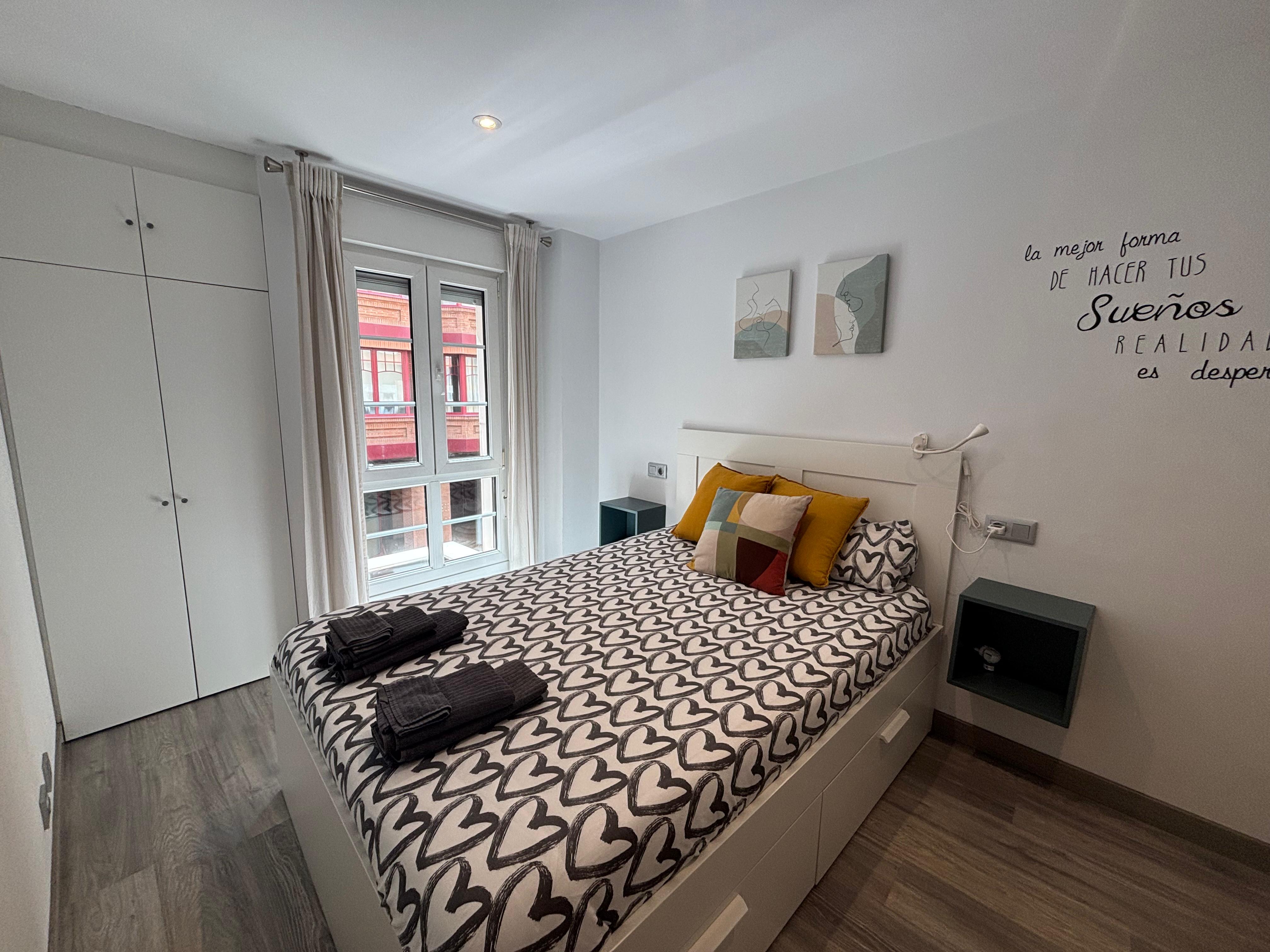 Dormitorio principal con cama doble