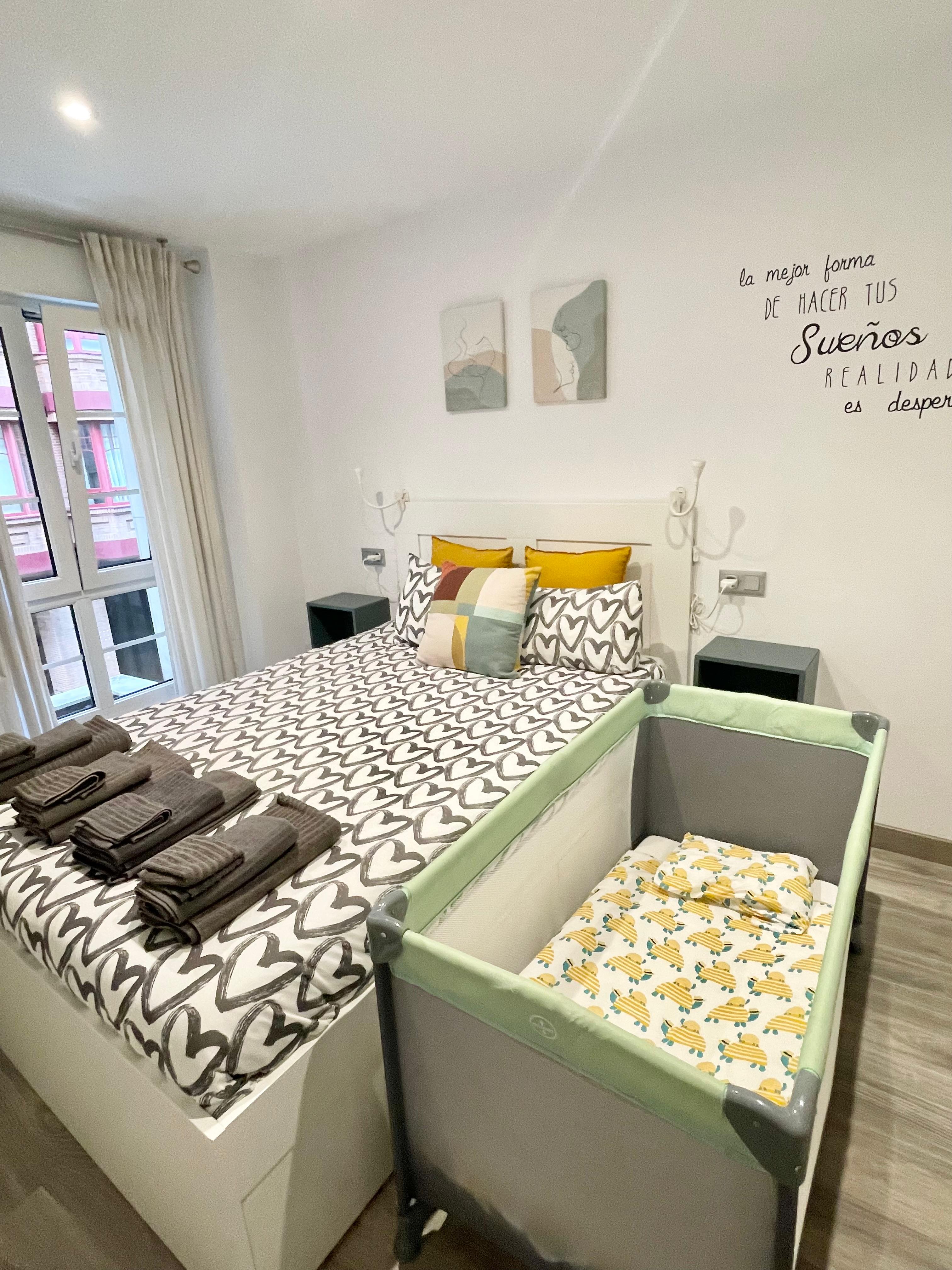 Dormitorio preparado con cuna de viaje